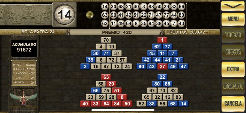 Gameplay di Super King Bingo che mostra la modalità Faraoni con cartelle da bingo a forma di piramide