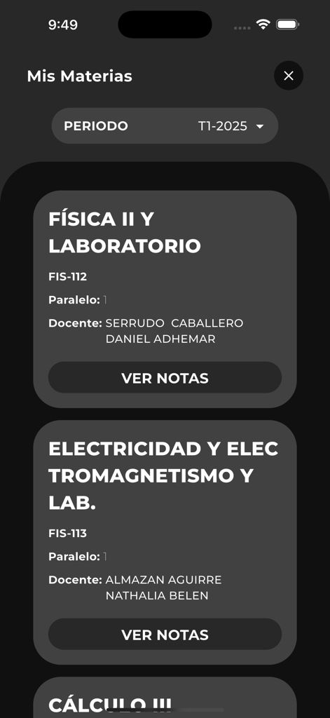 Schermata dell'app UCB Movil che mostra un elenco di materie universitarie con codici corso e pulsanti per visualizzare i voti in modalità scura.