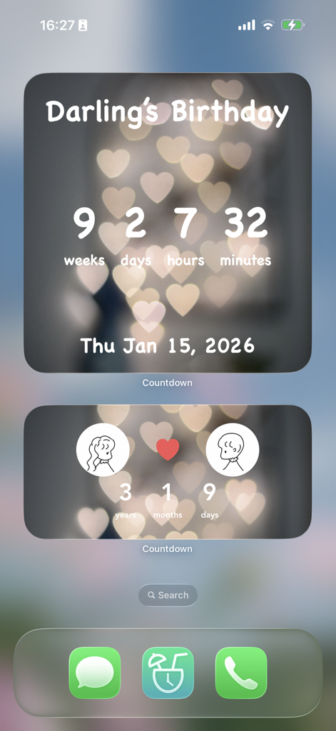 Écran d'accueil de l'iPhone montrant des widgets esthétiques de compte à rebours pour les anniversaires et les étapes importantes de relation