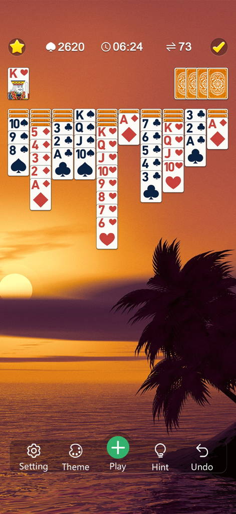 Classic Spider Solitaire Mania - Gameplay Classic Spider Solitaire Mania avec de grandes cartes sur fond de coucher de soleil tropical relaxant.