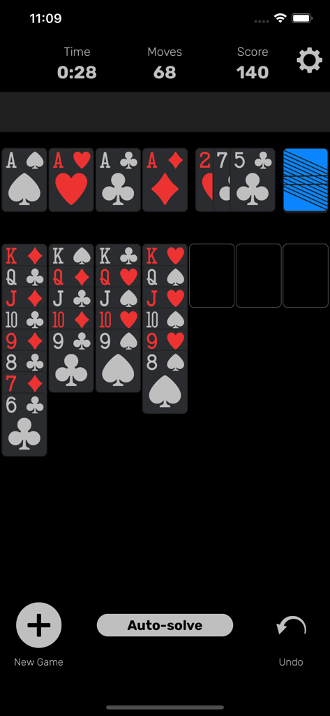 Gameplay-Bildschirm von Solitaire by Staple Games im Dunkelmodus mit einem sauberen, minimalistischen Kartendesign