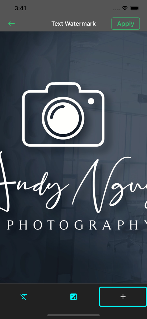 Add Watermark on Photos,Videos - Interfaccia di un'app mobile che mostra una filigrana di testo personalizzata per il logo di un'attività fotografica.