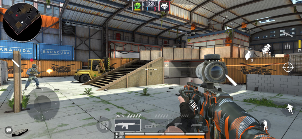 Gameplay FPS de Tactical OPS avec un fusil d'assaut personnalisé dans un environnement d'entrepôt industriel