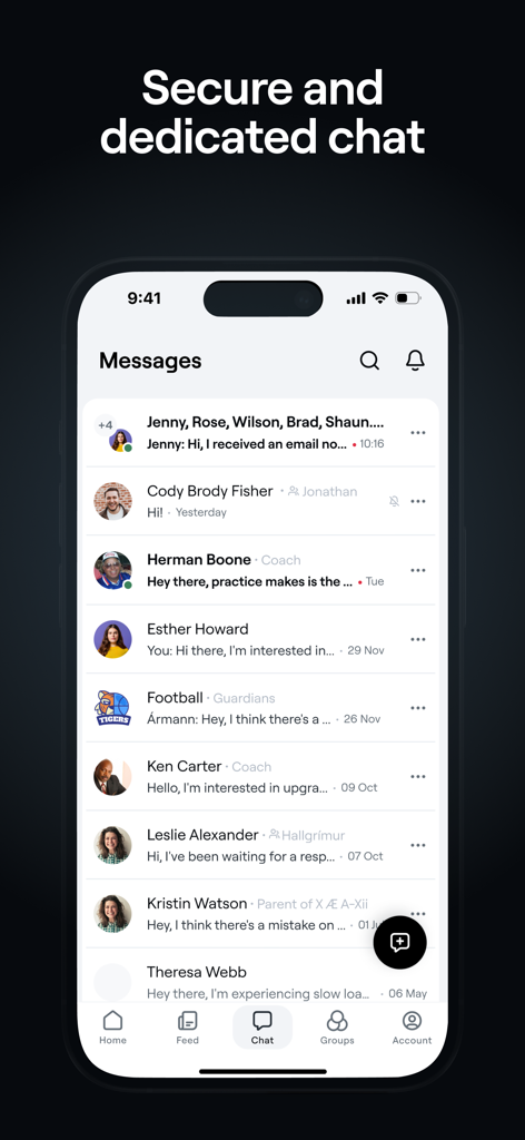 Capture d'écran de l'application Abler montrant l'interface de chat sécurisée et dédiée avec plusieurs fils de discussion entre les membres de l'équipe, les entraîneurs et les tuteurs.