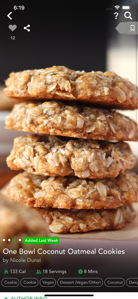 Food Monster - Vegan Recipes - Uma pilha em close de biscoitos veganos de aveia e coco exibidos no aplicativo Food Monster