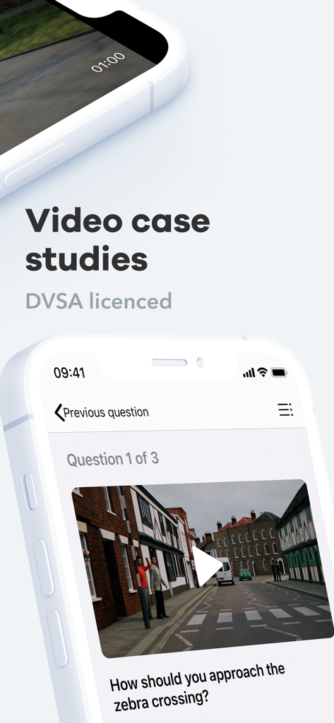횡단보도에 관한 운전 이론 시험 질문을 위한 DVSA 라이선스 동영상 사례 연구를 표시하는 스마트폰 화면입니다.