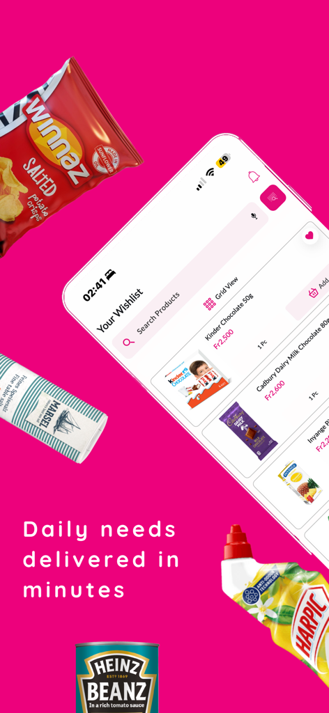 delco: Grocery, Food & More - Una pantalla de teléfono inteligente que muestra una lista de deseos de bocadillos y comestibles en la aplicación de entrega de Delco sobre un fondo rosa con productos domésticos flotantes.