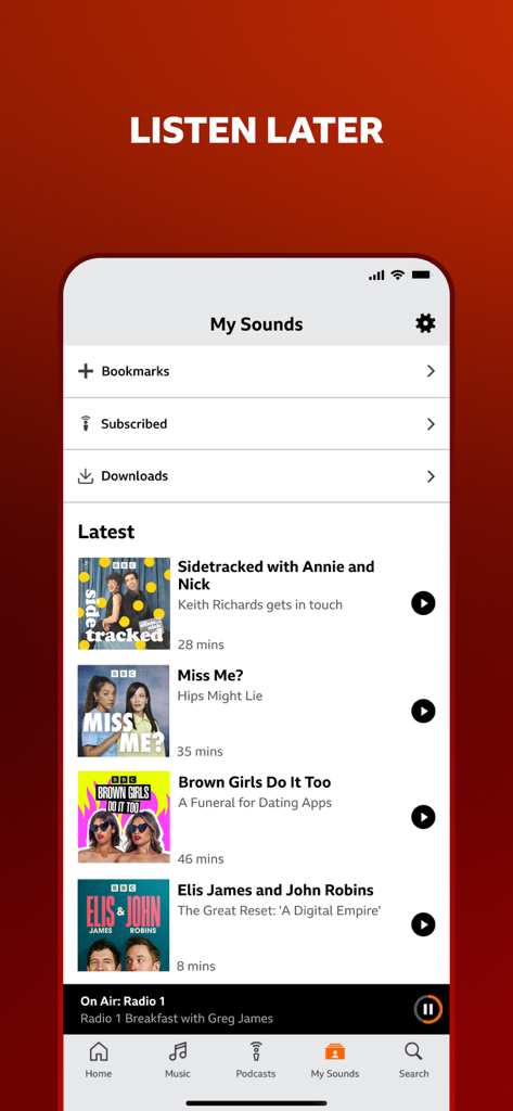 BBC Sounds - 북마크된 팟캐스트와 다운로드된 팟캐스트가 있는 내 사운드 섹션을 보여주는 BBC Sounds 앱 인터페이스