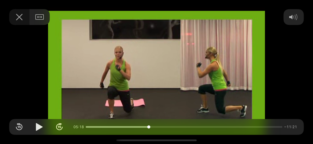 17 minuter Ben & Rumpa - Instructora femenina demostrando un ejercicio de zancada en un reproductor de video de aplicación móvil.
