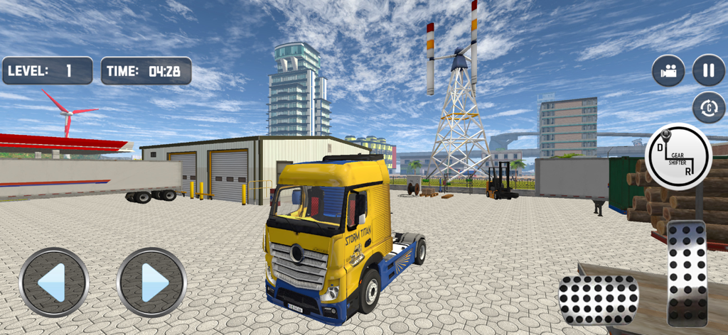 Truck Games Euro Truck Driving - Un camión de carga pesada amarillo en un área industrial con controles de juego y un telón de fondo de ciudad.