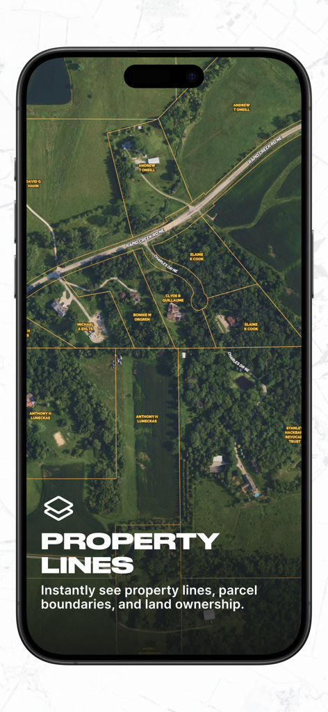 Capture d'écran de l'application Land id montrant une imagerie satellite avec les limites de propriété et les noms des propriétaires fonciers