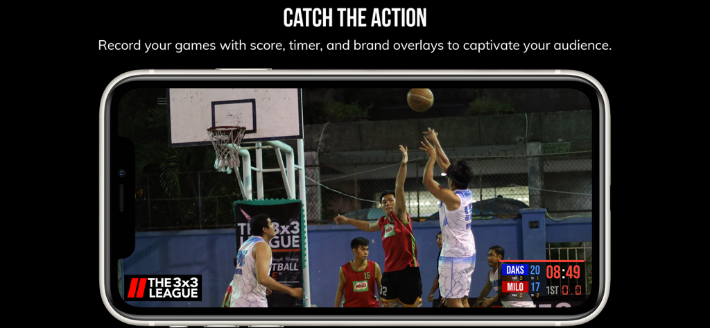 Smartphone grabando un partido de baloncesto en vivo con un marcador digital integrado y superposición de marca de la liga