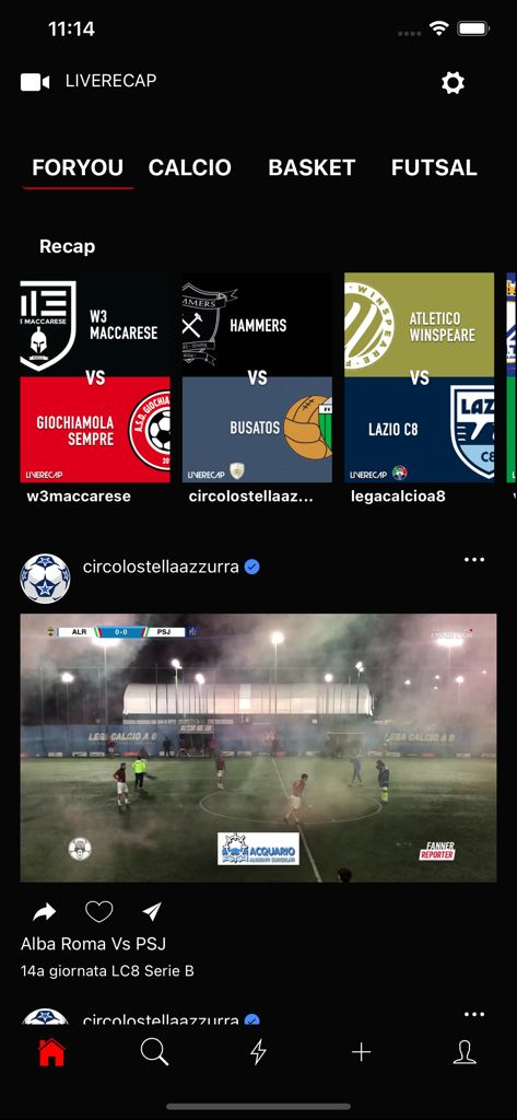 Liverecap - Interfaz de la aplicación Liverecap que muestra resúmenes de partidos deportivos y una transmisión de video en vivo de un partido de fútbol.