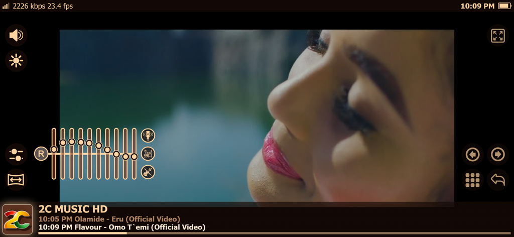 Interfaccia dell'app mobile 2CTV che trasmette un video musicale sul canale 2C Music HD