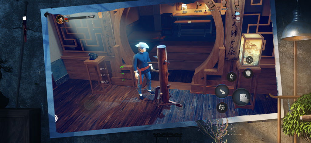 Pre Master - Personaggio in piedi davanti a un manichino di legno in un dojo tradizionale di arti marziali