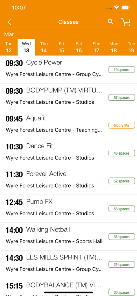 Places Leisure - Interfaz de la aplicación Places Leisure que muestra un horario de clases de fitness con plazas disponibles y opciones de reserva
