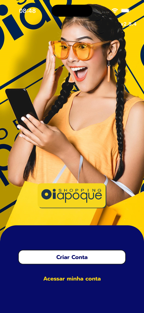 Shopping Oiapoque - Mujer feliz con gafas amarillas sosteniendo un smartphone en la pantalla de inicio de sesión de Shopping Oiapoque