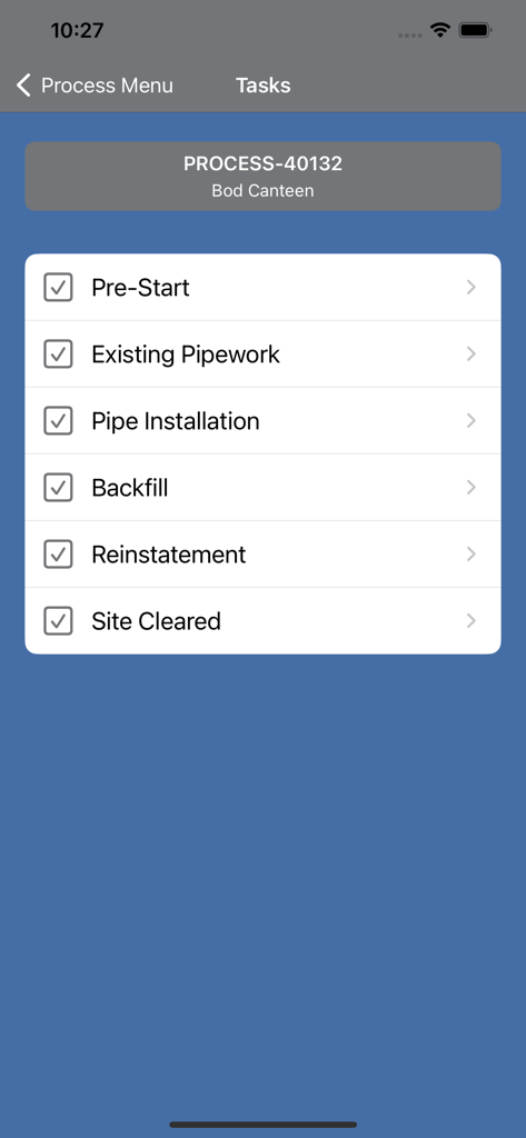 Pipelayer - Une liste de contrôle dans l'application Pipelayer montrant les étapes de construction terminées, y compris l'installation de tuyaux et la remise en état du site.