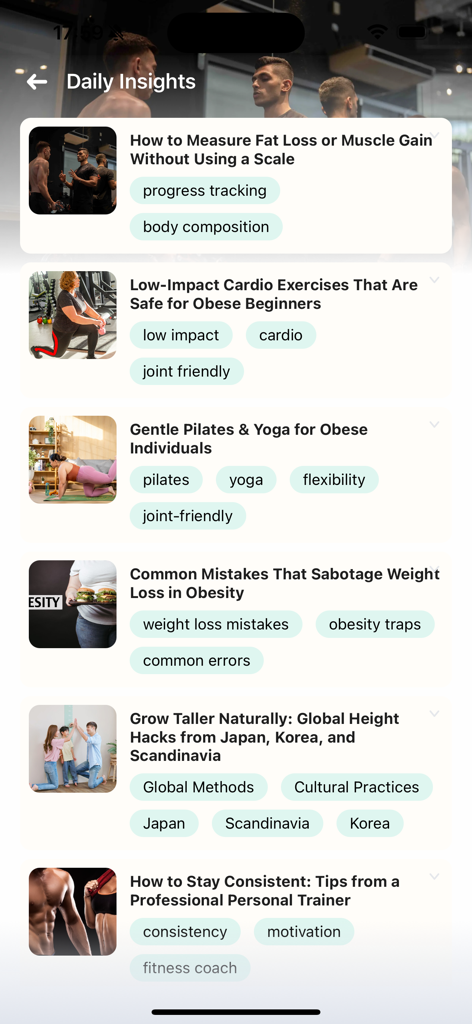 Exercise for Obesity at Home - Écran d'aperçus quotidiens montrant des articles sur le suivi des progrès, le cardio à faible impact et des conseils de perte de poids pour les personnes obèses.