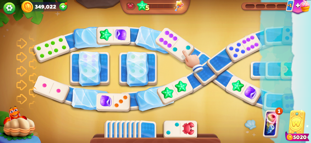 Domino Ocean : Solitaire Tiles - Una mano uniendo coloridas fichas de dominó en el juego de puzzle de solitario Domino Ocean.