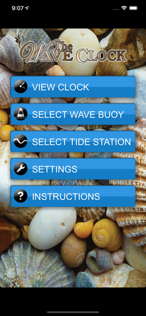 Pantalla del menú principal de la aplicación Wave Clock con botones de navegación azules sobre un fondo de conchas marinas