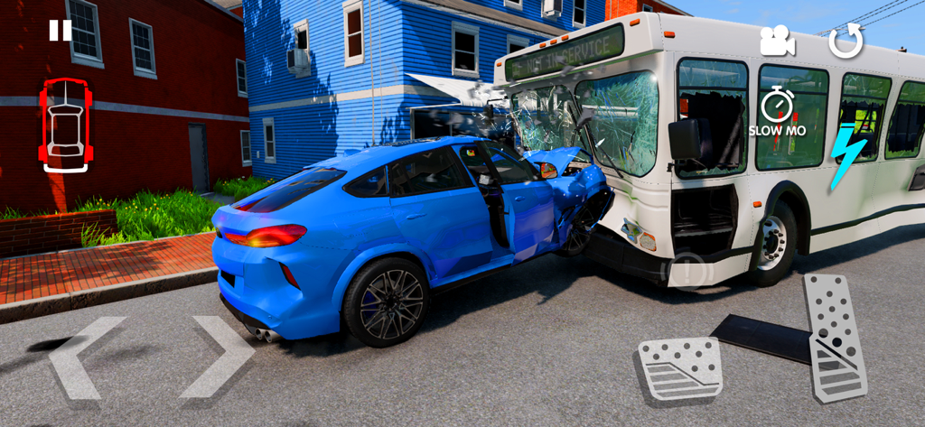 Un coche deportivo azul chocando contra un autobús urbano blanco con física de daños realista en un simulador 3D.