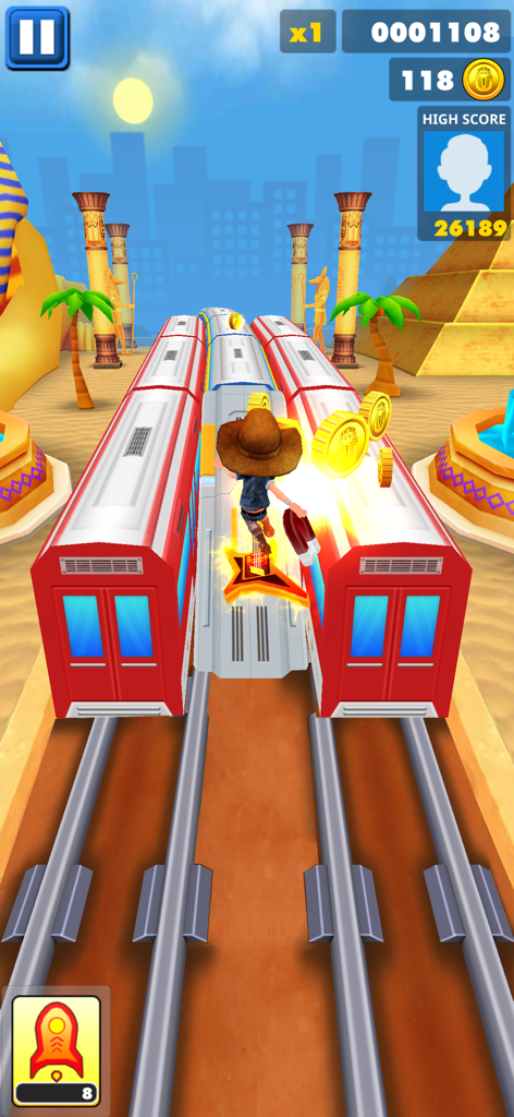 Ein Charakter, der auf Zügen in einer ägyptischen Wüstenlandschaft mit Pyramiden surft