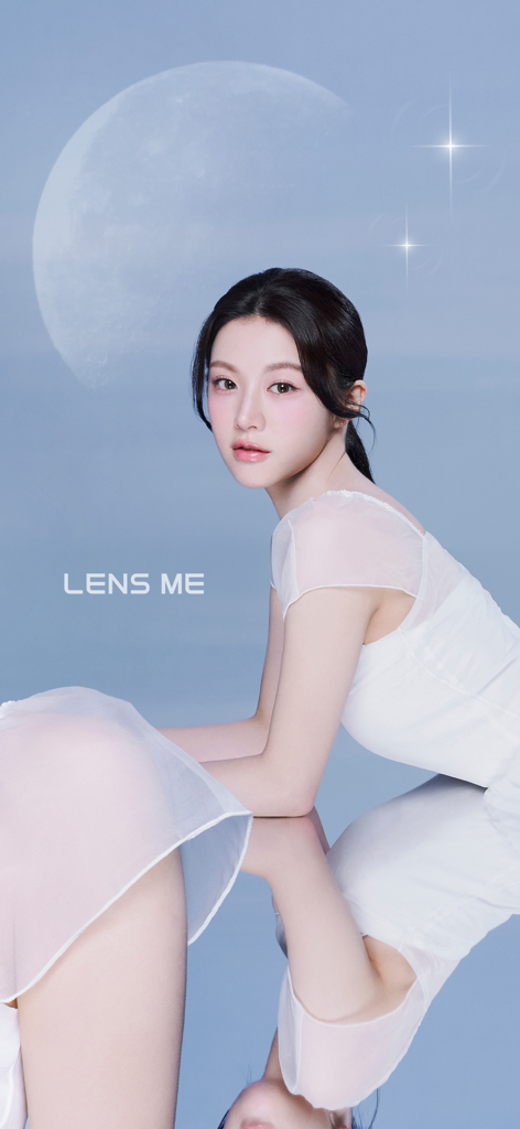 렌즈미 - 신비로운 달 배경에서 렌즈미 콘택트렌즈 광고를 위해 포즈를 취하는 젊은 여성.