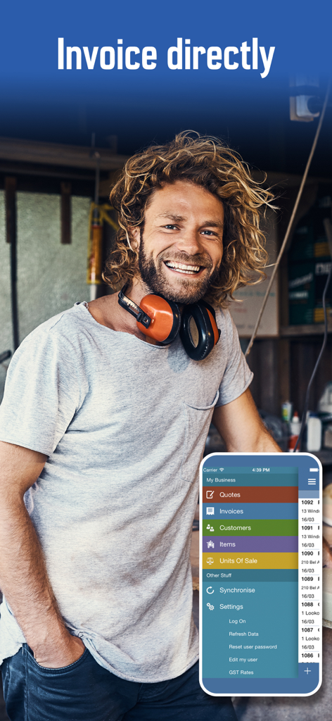 Un contratista sonriente con la aplicación SpeedInvoice mostrada en la pantalla de un smartphone