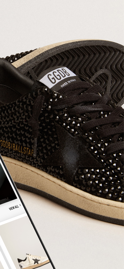 Golden Goose - 黒いゴールデン グース ボール スター スニーカーのクローズアップ、黒いクリスタル装飾とシグネチャーのスエード スター ロゴ