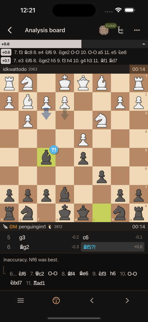 Lichess - Pantalla de análisis de la aplicación móvil Lichess que muestra una partida de ajedrez con la evaluación del motor Stockfish y sugerencias de movimientos.