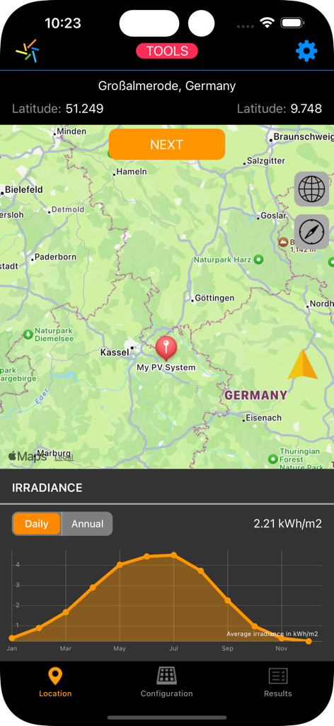 Interfaz de la aplicación My Solar Panel que muestra un mapa para la selección de ubicación y un gráfico diario de irradiancia solar