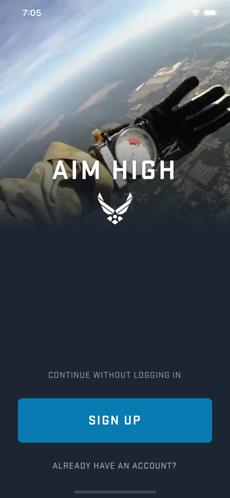 Aim High Air Force - L'écran d'accueil de l'application Aim High Air Force avec un arrière-plan de point de vue de parachutiste et un bouton d'inscription