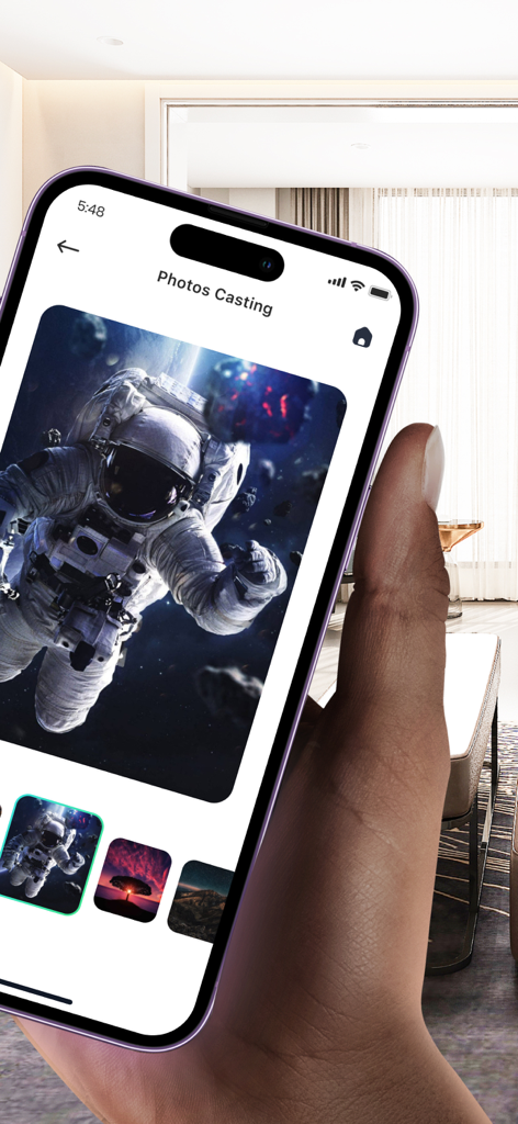 Una persona sosteniendo un iPhone mostrando la función de transmisión de fotos con una imagen de astronauta