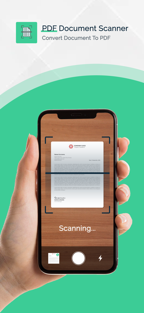 PDF Document Scanner Editor - Uma mão segurando um smartphone usando o aplicativo PDF Document Scanner para digitalizar um documento comercial e convertê-lo em um arquivo PDF