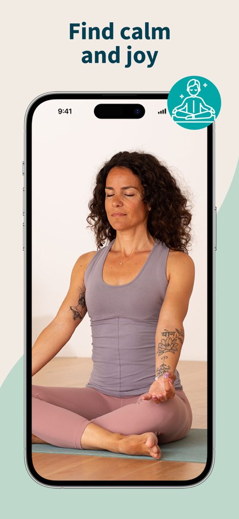 Una mujer meditando en una esterilla de yoga mostrada en la pantalla de un teléfono inteligente con el texto Encuentra calma y alegría