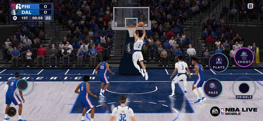EA SPORTS™ NBA LIVE Mobile - Jugabilidad de NBA LIVE Mobile con un mate durante un partido de baloncesto