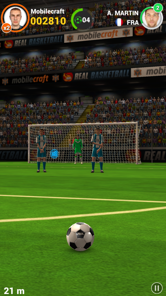 Un balón de fútbol en el campo frente a una portería durante un partido de tiros libres en Flick Shoot 2.