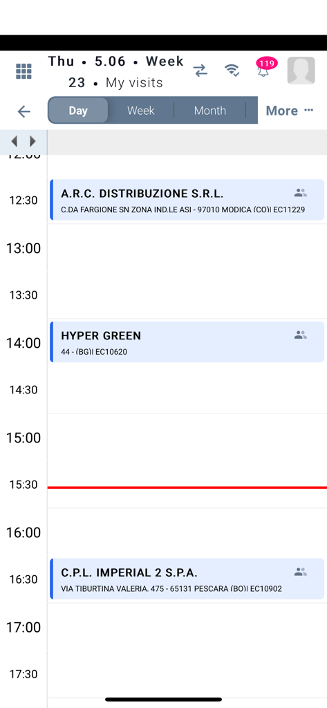 Interfaz de la aplicación móvil que muestra un cronograma diario cronológico de visitas a tiendas minoristas para un representante de ventas de campo