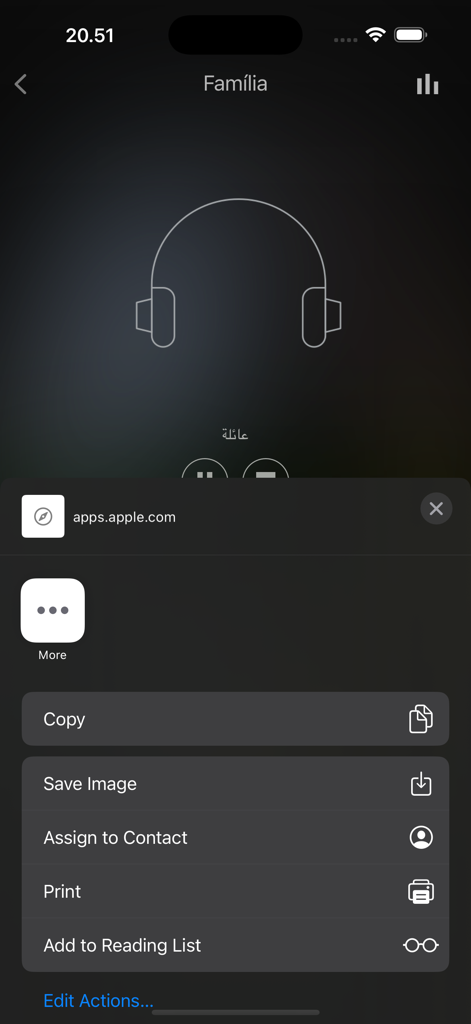Aprenda árabe facilmente - Arabic language learning app interface showing a family vocabulary audio lesson with a headphone icon