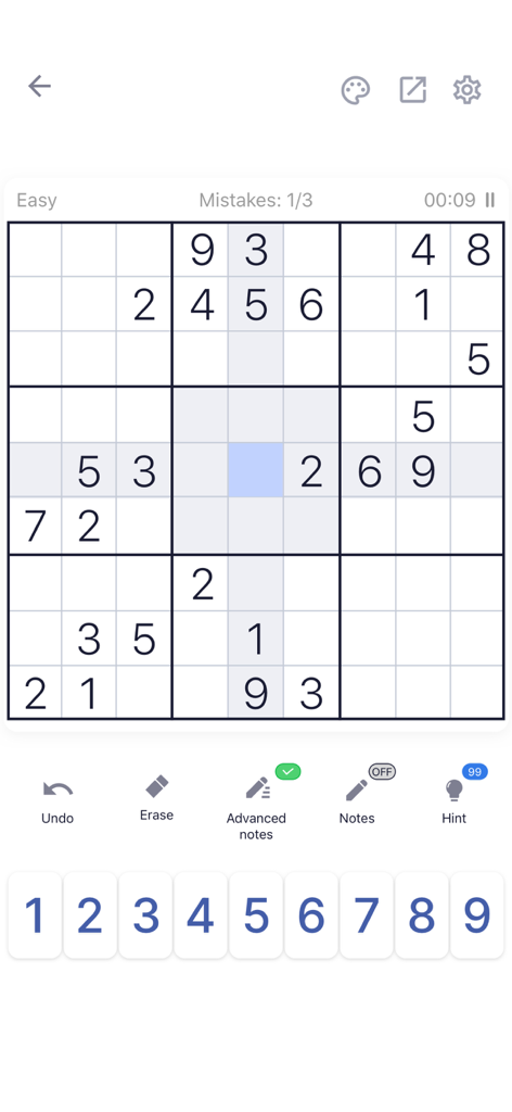 Sudoku Puzzle - Brain Games - Interfaz de juego de puzzle de Sudoku mostrando una rejilla de 9x9 en dificultad fácil con un teclado numérico y controles de juego