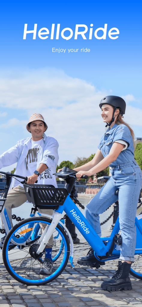 HelloRide-Enjoy your ride - 日当たりの良い都市環境で、2人の若い大人が青いHelloRideシェア電動自転車に乗っている様子