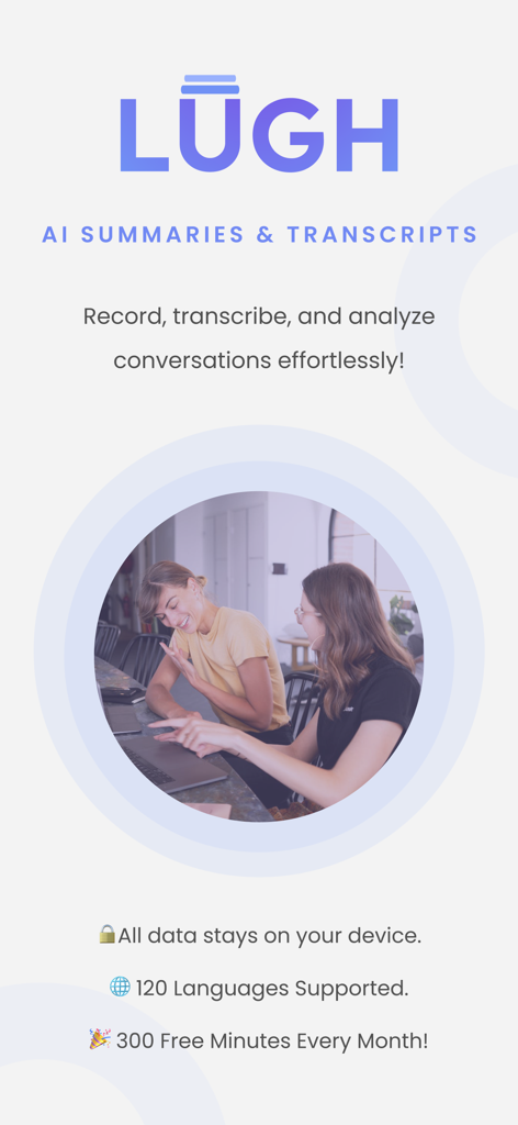 Pantalla promocional de la app Lugh que destaca los resúmenes y transcripciones con IA y las funciones de privacidad con dos mujeres hablando