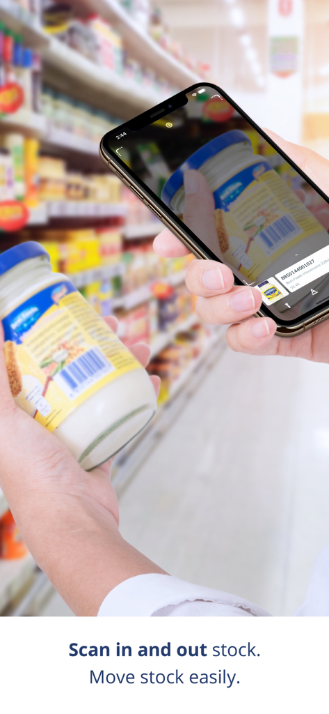 Una persona usando un iPhone para escanear el código de barras de un producto en un pasillo de tienda con la aplicación Nest Egg.