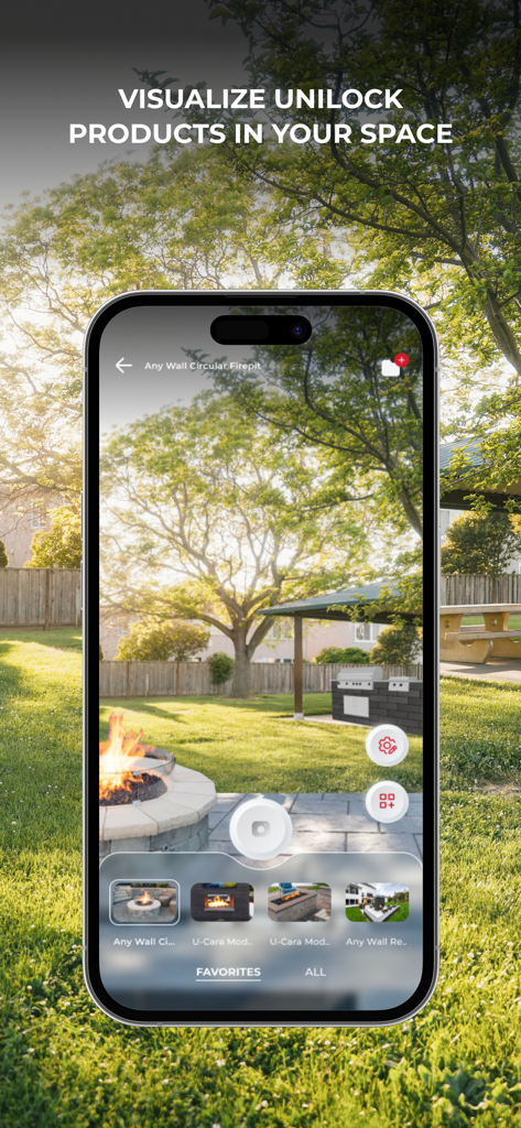 Uview AR Landscape Visualizer - Smartphone mostrando una vista de realidad aumentada de una chimenea Unilock y un patio de piedra en un entorno de patio trasero.