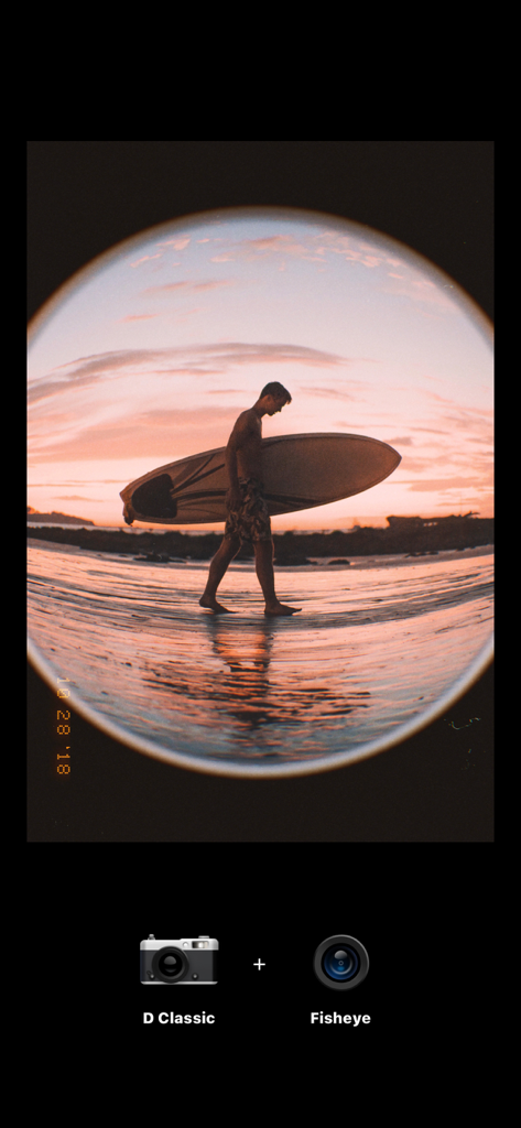 Un surfeur marchant sur une plage au coucher du soleil capturé avec un objectif fisheye circulaire et un effet d'appareil photo vintage