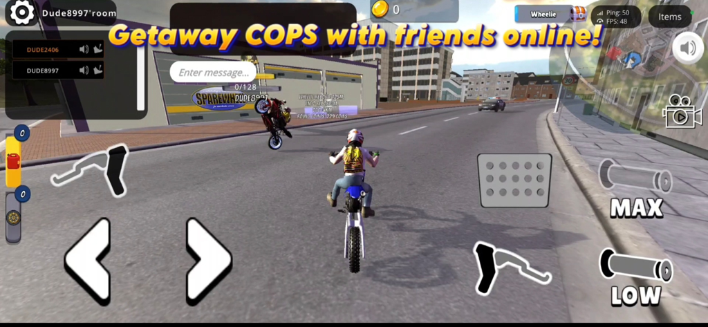 Wheelie King 8 - Online racing - Una motocicleta realizando un caballito en modo multijugador en línea con un coche de policía de fondo