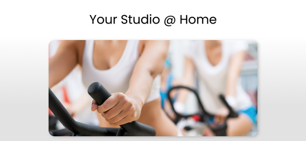 Una mujer haciendo ejercicio en una bicicleta estática en casa