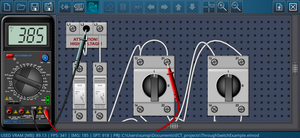 Electric Circuits Simulator - Multímetro virtual midiendo voltaje en una placa de simulación de circuito de contactor de relé industrial.
