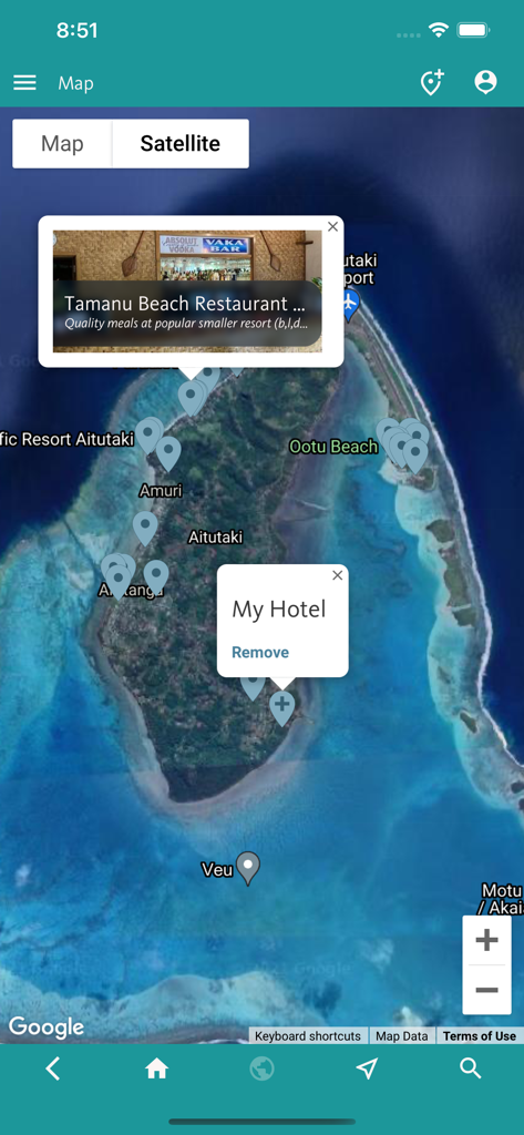 Visualização de mapa por satélite no aplicativo de viagem Cook Islands mostrando marcadores de restaurantes e um marcador de hotel personalizado na ilha de Aitutaki.